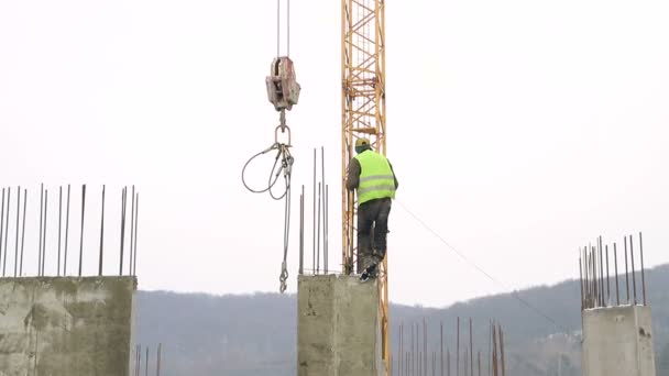 İnşaat alanı üzerinde çalışıyor beton ve yanındaki bina kanca İnşaat... — Stok video