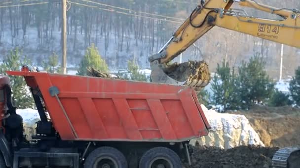 Weitere Baumaßnahmen stehen an. Nahaufnahme eines Schaufelbaggers hebt den Boden. Konzept der Konstruktion. — Stockvideo