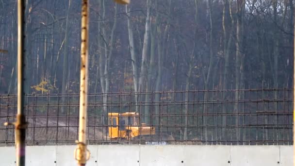 Werk van graafmachines en bulldozers op de bouwplaats. Uitlijning van de grond — Stockvideo