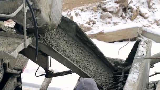 槽上的水泥跟在混凝土搅拌机后面。施工现场 — 图库视频影像