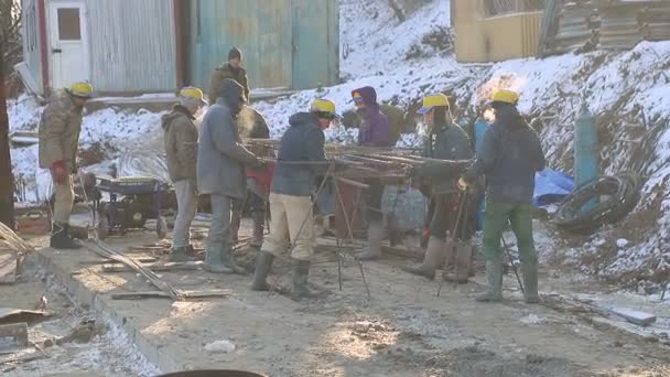 UKRAINE LVIV December 29th 2018. Poor workers rested on construction. The concept of low wages — Stock Video