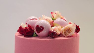 Pembe pasta severler için kapatın. Pasta Sevgililer gününde bir kalp ile süslüdür