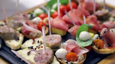 Açık büfe tablosunu kapatın. Sandviç sosis, domates ve mozzarella ile. Aperatifler Ziyafet masada