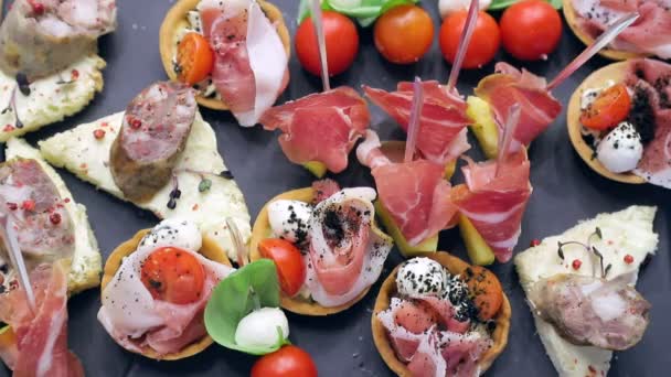 Fondo Mesa Del Banquete Canapés Sándwich Mesa Buffet Tomates Rojos — Vídeos de Stock