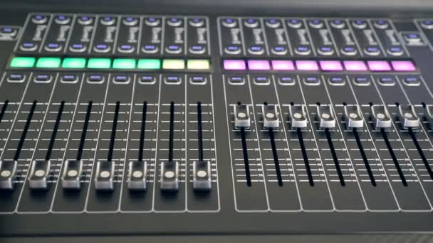 En inspelning studios ljud konsol. Handtagen på enheten befordras automatiskt. — Stockvideo