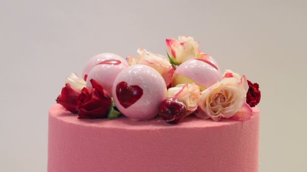 Feche o bolo rosa para os amantes. Bolo é decorado com um coração no dia dos namorados — Vídeo de Stock