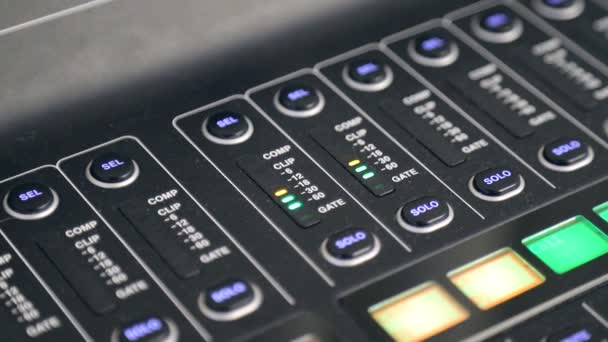 Um console de áudio de estúdios de gravação. As alças do dispositivo estão se movendo automaticamente . — Vídeo de Stock
