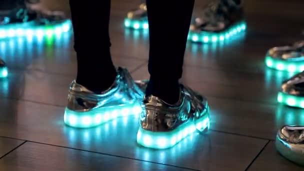 Primo piano di scarpe luminose e lampeggianti ai piedi delle ragazze, azzurro — Video Stock