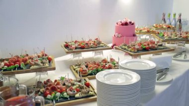 Pembe pasta severler için kapatın. Pasta Sevgililer gününde bir kalp ile süslüdür