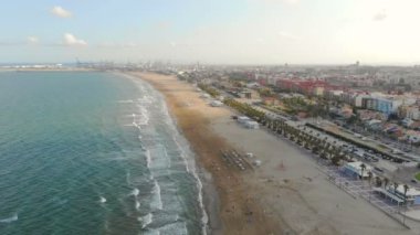 Bir dron beach Valencia, İspanya Hava manzara. 4k Video