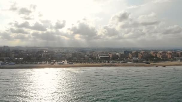 Vue aérienne Un panorama rapide de la ville depuis la mer prise par un quad-cappot — Video