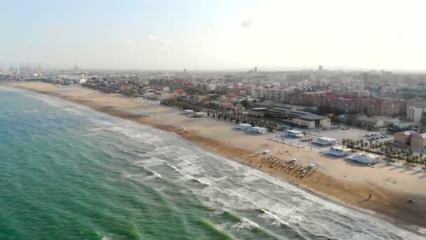 从西班牙瓦伦西亚海滩的无人机鸟图。4k 视频 — 图库视频影像