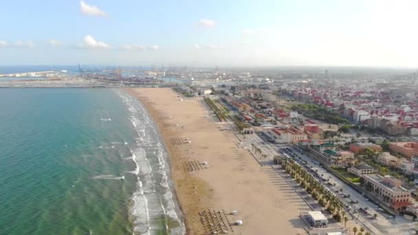 Vista aérea desde un Drone en la playa de Valencia, España. Vídeo 4k — Vídeo de stock
