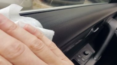 Mans el arabalar araba nemli bir bez kullanarak toz temizler. Araç Temizleme