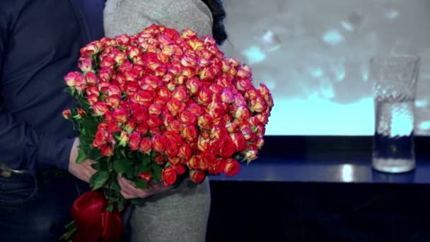 Mädchen hält hundert rosa Rosen in ihren Händen. ein Geschenk von Ihrem geliebten großen Strauß rosa Rosen — Stockvideo