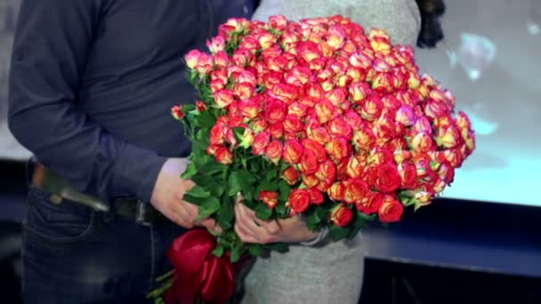 Dívka se svým manželem drží velké kytice z růžových růží. Koncept svátek budoucí nevěsty. — Stock video