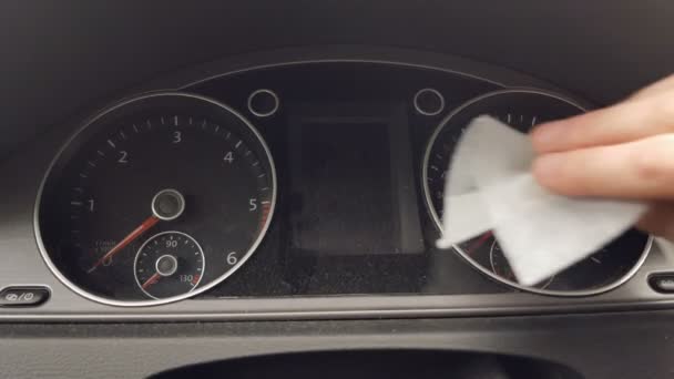 La mano del hombre limpia el coche de los coches del polvo usando un paño húmedo. Limpieza de coches — Vídeo de stock