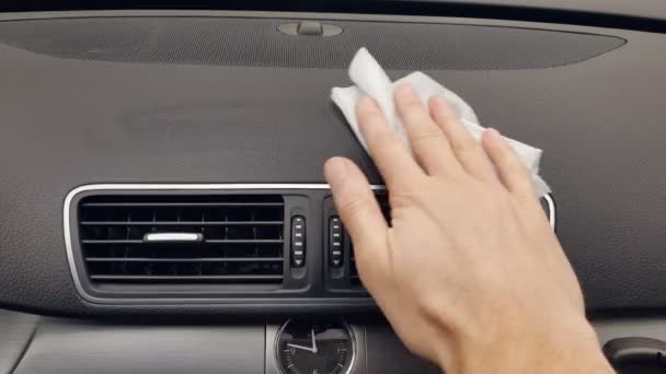 De mans hand reinigt de auto's-auto van de stof met een vochtige doek. Auto reiniging — Stockvideo
