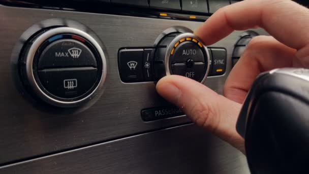 マンの手が車の内装で快適さを調整します。向上し、車の中の空気を減少 — ストック動画