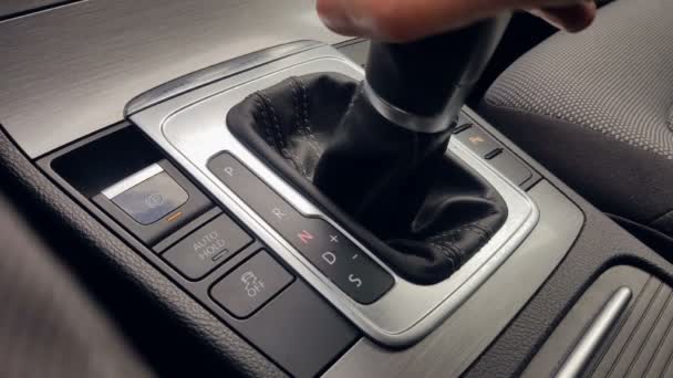 Den Mans Hand Närbild Växlar Överföring Automatisk Växellåda Parkering Enhet — Stockvideo