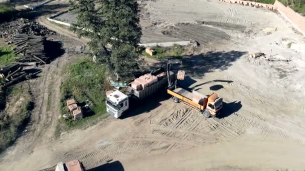 UCRÂNIA LVIV 29 de dezembro de 2018. Vista aérea o caminhão descarrega o caminhão com um tijolo. tijolo de construção em um caminhão — Vídeo de Stock