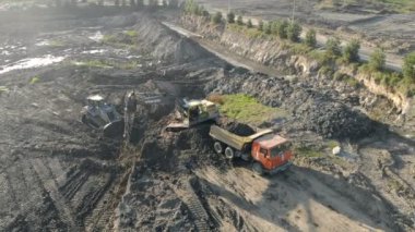 Ukrayna Lviv 29th Aralık 2018. Havadan görünümü Ekskavatör zemin ile kamyon yükler. İnşaat alanı Temizleme. Şantiye bataklık