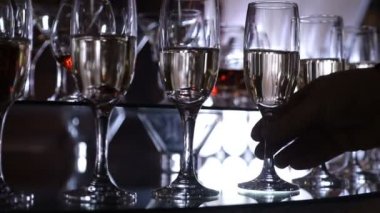 Adamın elini tutuyor bir cam bir içkiyle. Funchal tablo ile şarap gözlük