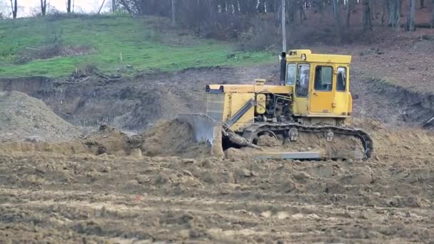 乌克兰利沃夫2018年12月29日。挖掘机和推土机在施工现场的工作。地面对齐 — 图库视频影像