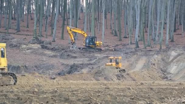 Lviv Ukrajna December 29-én 2018. Munka a kotrók és buldózer az építkezésen. Földi igazítás — Stock videók