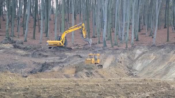 Ukraine lviv 29. Dezember 2018. arbeit von baggern und planierraupen auf der baustelle. Bodenanpassung — Stockvideo