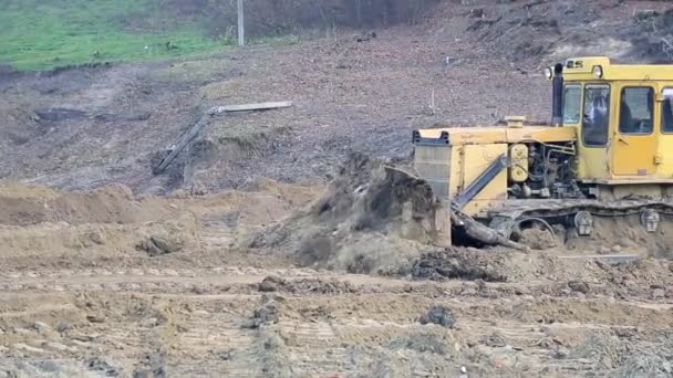 UCRANIA LVIV 29 de diciembre de 2018. Trabajos de excavadoras y excavadoras en el sitio de construcción. Alineación del terreno — Vídeo de stock