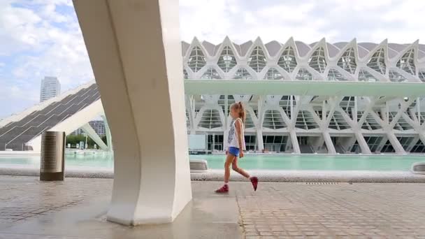 Chica está mirando el terreno y se mueve por las calles de la ciudad La cámara mueve las calles del museo . — Vídeos de Stock