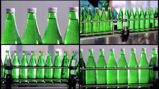 Línea de collage de producción de agua. Las botellas verdes para agua mineral se están moviendo a lo largo de la línea de producción automática. Línea de agua — Vídeo de stock