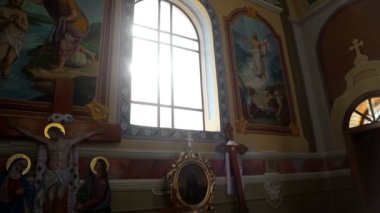 Güneş ışığı kilise vitray pencereler arasında geçer. Eski kilisenin içinde Blick güneş vitray pencere eşiği.