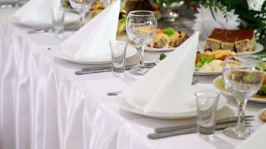 Tam tablo zarif yemekleri ile dekore edilmiştir. Kutlamalar başlamak için hazır. Server tablo