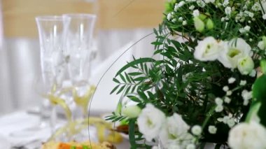 Tam tablo zarif yemekleri ile dekore edilmiştir. Kutlamalar başlamak için hazır. Server tablo