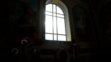 Güneş ışığı kilise vitray pencereler arasında geçer. Eski kilisenin içinde Blick güneş vitray pencere eşiği.
