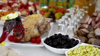 Dekoratif ördek kırmızı boncuklar ile dekore edilmiş bir şenlikli masaya. Festival masa süslemeleri. Yeni yıl gün
