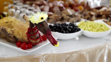 Dekoratif ördek kırmızı boncuklar ile dekore edilmiş bir şenlikli masaya. Festival masa süslemeleri. Yeni yıl gün