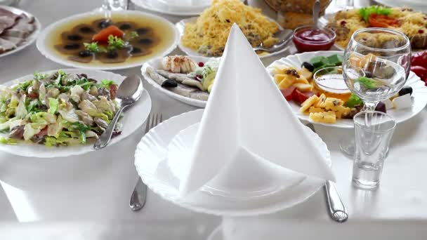 Voll dekorierter Tisch mit raffinierten Gerichten. Bereit, mit den Feierlichkeiten zu beginnen. Servertabelle — Stockvideo
