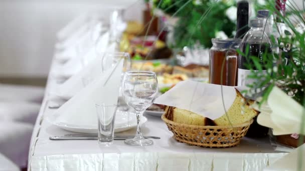 Mesa totalmente decorada con platos refinados. Listo para empezar las celebraciones. Tabla de servidores — Vídeo de stock