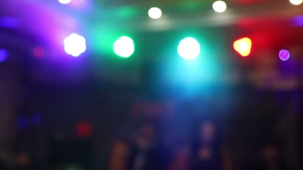 Verschwommener Hintergrund der Unterhaltungsmusik. Mehrfarbige Leuchtdioden ändern ihre Farbe. — Stockvideo