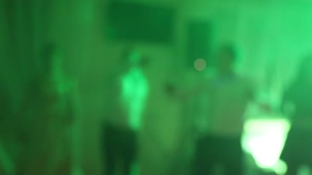 Sfondo sfocato di gente che balla alla festa. Danza slow motion e musica leggera. Silhouette di persone che ballano . — Video Stock