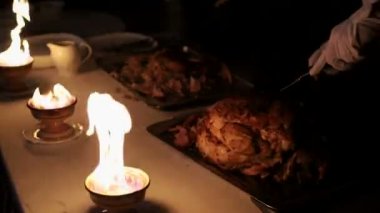 Garsonlar et parçalarını dilim. Et garsonlar kesme aydınlatır yangın kase. Şef aşçılar izleyiciler için et