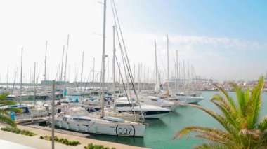 Lüks Yatlar sabah demirledi. Valence marinada olan