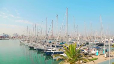 Yat Kulübü harika sabah değerlik limanda. Park Yatlar dalgalar üzerinde sallanan. Yelkenli deniz bağlantı noktasının Park edilmiş