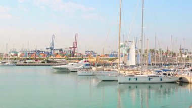 Lüks Yatlar sabah demirledi. Valence marinada olan