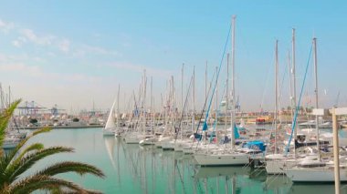 Birçok gemi ile otopark yelken yat kayan Doğu Bosphorus deniz