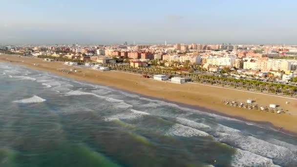 Şehrin üzerinde uçuş. Valencia, İspanya ilçe La malva-rosa — Stok video