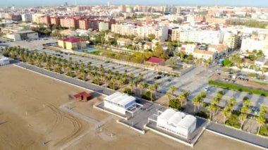 Havadan görünümü polis Sahil devriye. Valencia, İspanya trafiğe kapalı alan üzerinde arabada oturur.
